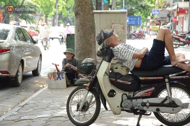 Ảnh: Người lao động oằn mình mưu sinh dưới cái nắng “cháy da cháy thịt” ở Hà Nội - Ảnh 17.