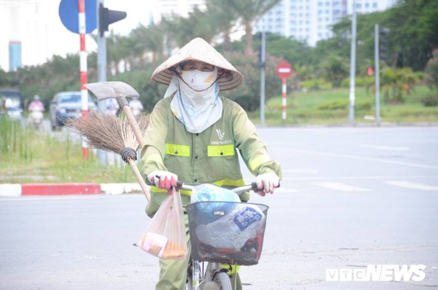 Ảnh: Dân lao động vật vã mưu sinh trong chảo lửa Hà Nội - Ảnh 10.