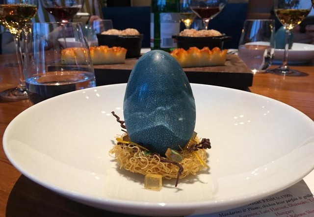 Trông như quả trứng nhưng đây lại là món tráng miệng đầy nghệ thuật từ vị đầu bếp nổi tiếng - Ảnh 2.