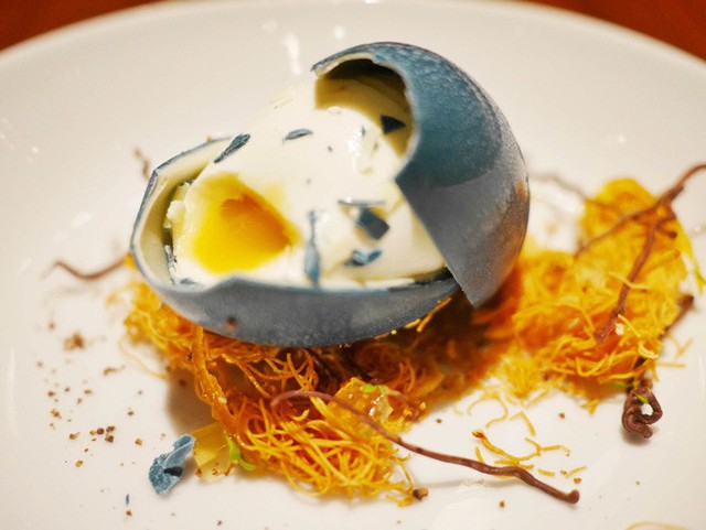 Trông như quả trứng nhưng đây lại là món tráng miệng đầy nghệ thuật từ vị đầu bếp nổi tiếng - Ảnh 3.