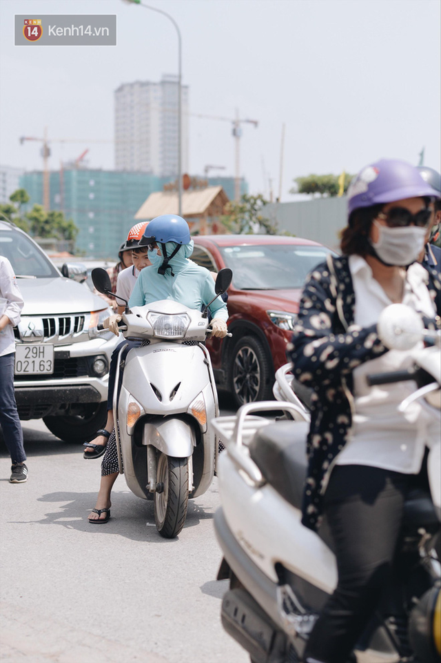 Khổ như cha mẹ mùa thi: Nắng 36 độ vất vả chở con đến trường rồi vạ vật ngoài đường chờ con thi xong - Ảnh 11.