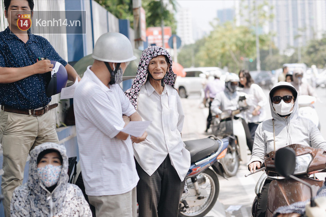 Khổ như cha mẹ mùa thi: Nắng 36 độ vất vả chở con đến trường rồi vạ vật ngoài đường chờ con thi xong - Ảnh 14.