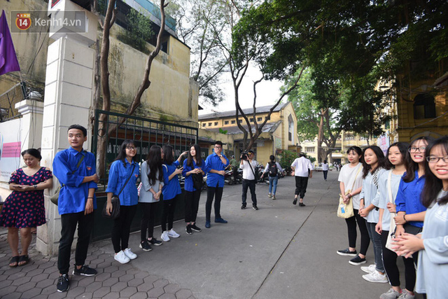 Ngày đầu tiên tuyển sinh lớp 10 tại Hà Nội: Học sinh và phụ huynh căng thẳng vì kỳ thi được đánh giá khó hơn cả thi đại học - Ảnh 17.