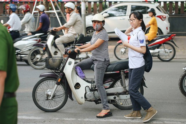 Ngày đầu tiên tuyển sinh lớp 10 tại Hà Nội: Học sinh và phụ huynh căng thẳng vì kỳ thi được đánh giá khó hơn cả thi đại học - Ảnh 5.