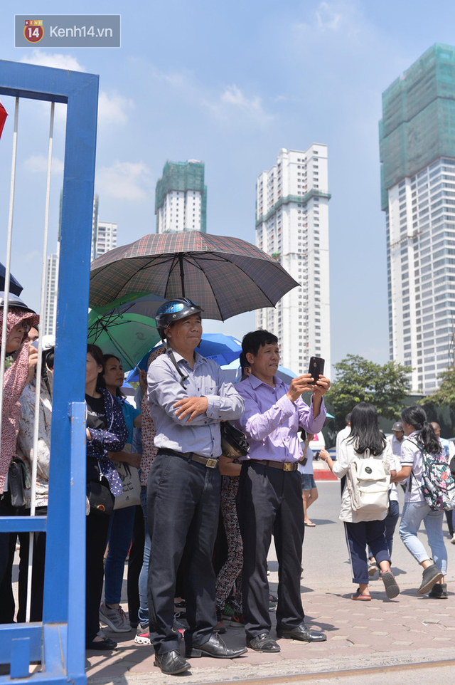 Khổ như cha mẹ mùa thi: Nắng 36 độ vất vả chở con đến trường rồi vạ vật ngoài đường chờ con thi xong - Ảnh 8.