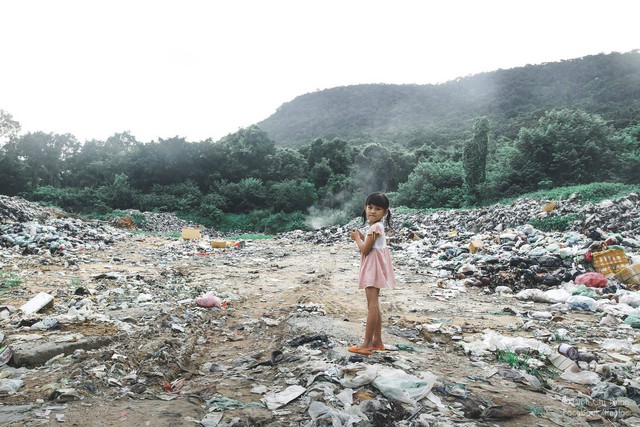 Chuyện của cô bé 9 tuổi sống ở bãi rác Phú Quốc và chàng kỹ sư nông nghiệp đi khắp đất nước kể chuyện trẻ thơ - Ảnh 1.