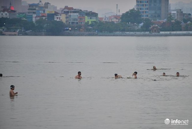 Mặc cá chết nổi trắng hồ Tây, người dân vẫn ra hồ tắm giải nhiệt   - Ảnh 12.