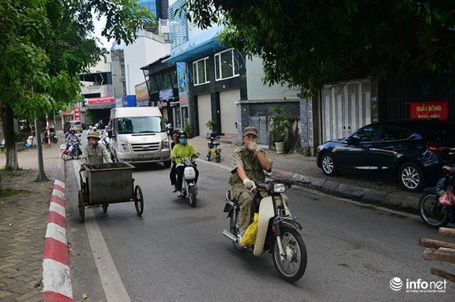 Mặc cá chết nổi trắng hồ Tây, người dân vẫn ra hồ tắm giải nhiệt   - Ảnh 4.