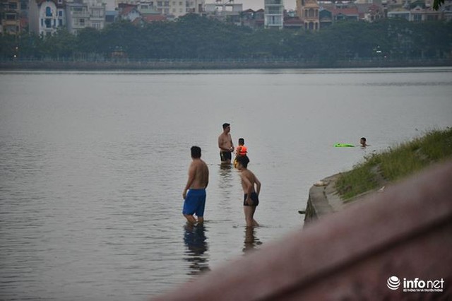 Mặc cá chết nổi trắng hồ Tây, người dân vẫn ra hồ tắm giải nhiệt   - Ảnh 6.