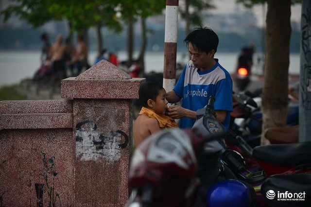 Mặc cá chết nổi trắng hồ Tây, người dân vẫn ra hồ tắm giải nhiệt   - Ảnh 7.