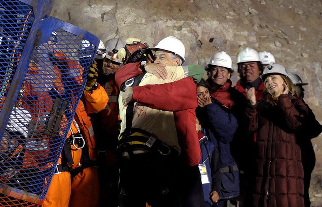 Thợ mỏ mắc kẹt 69 ngày tại Chile khuyên các cầu thủ nhí Thái Lan tránh xa cám dỗ tiền bạc - Ảnh 1.