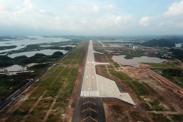 10h sáng nay, chiếc máy bay đầu tiên hạ cánh xuống sân bay Vân Đồn - Ảnh 9.