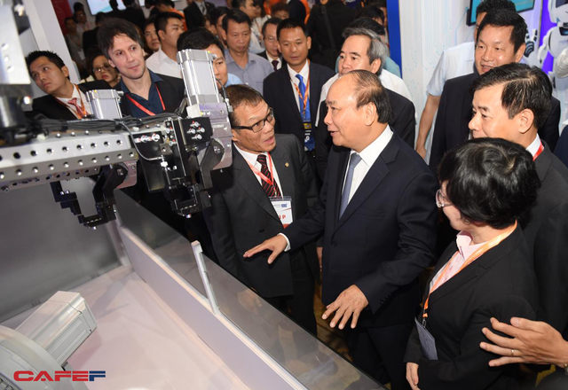 Thủ tướng Nguyễn Xuân Phúc: Cách mạng công nghiệp 4.0 là cơ hội tốt để Việt Nam đảo chiều về đầu tư thương mại! - Ảnh 1.