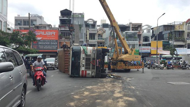  Ôm cua gấp khiến container lật nhào, các cửa ngõ ra vào sân bay Tân Sơn Nhất ùn tắc - Ảnh 1.