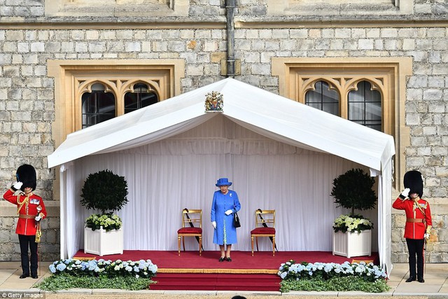 Tổng thống Trump 3 lần phá vỡ quy tắc hoàng gia khi diện kiến Nữ hoàng Anh tại lâu đài Windsor - Ảnh 1.