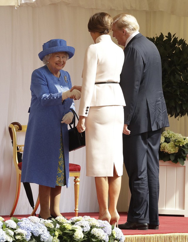 Tổng thống Trump 3 lần phá vỡ quy tắc hoàng gia khi diện kiến Nữ hoàng Anh tại lâu đài Windsor - Ảnh 3.