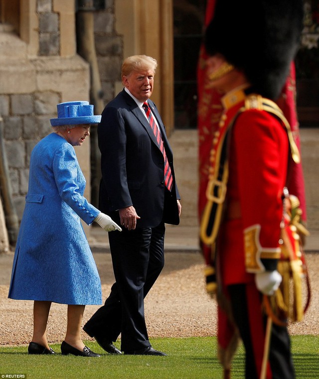 Tổng thống Trump 3 lần phá vỡ quy tắc hoàng gia khi diện kiến Nữ hoàng Anh tại lâu đài Windsor - Ảnh 4.