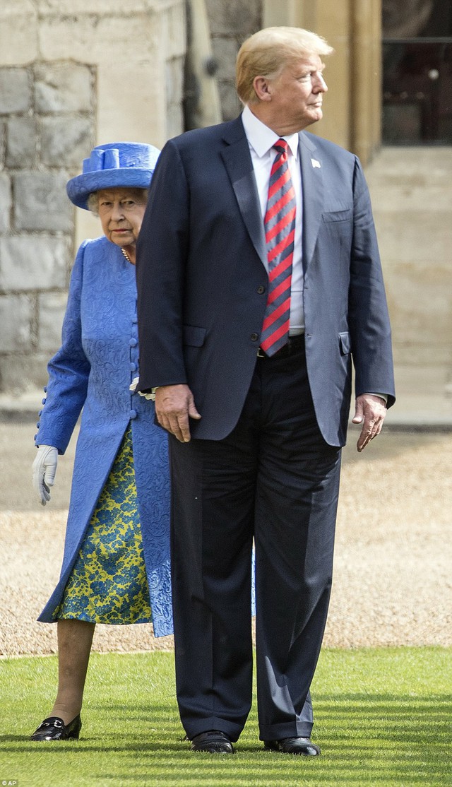 Tổng thống Trump 3 lần phá vỡ quy tắc hoàng gia khi diện kiến Nữ hoàng Anh tại lâu đài Windsor - Ảnh 5.