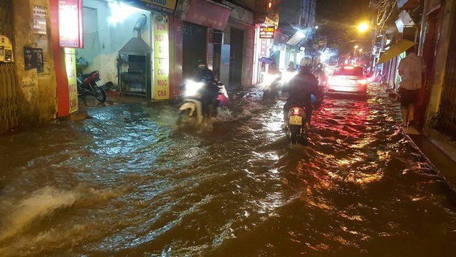 Ảnh: Phố Hà Nội thành sông sau mưa lớn kéo dài - Ảnh 9.