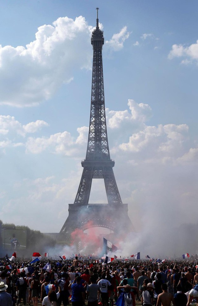 Xúc động cảnh ăn mừng cuồng nhiệt của hàng trăm ngàn CĐV Pháp ở Paris - Ảnh 2.