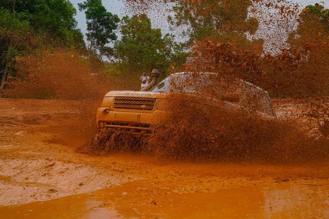 Dàn Land Rover độ ống thở của ông Đặng Lê Nguyên Vũ đầm bùn và vượt dốc tại Đồng Mô - Ảnh 2.