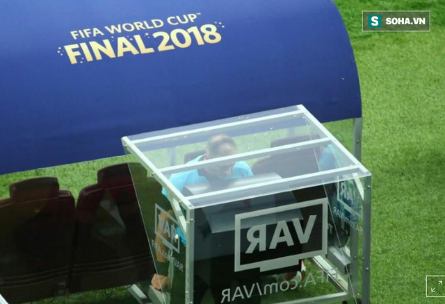 Gây tranh cãi tại World Cup, VAR đứng trước nguy cơ bị UEFA “tẩy chay” - Ảnh 1.