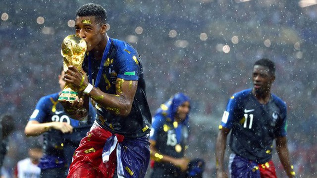 Khoảnh khắc lịch sử: Dàn sao đội tuyển Pháp thay nhau hôn Cúp vàng thế giới - Ảnh 13.