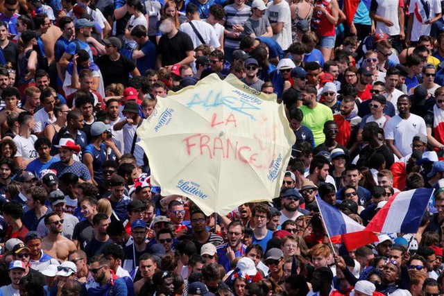 Xúc động cảnh ăn mừng cuồng nhiệt của hàng trăm ngàn CĐV Pháp ở Paris - Ảnh 14.