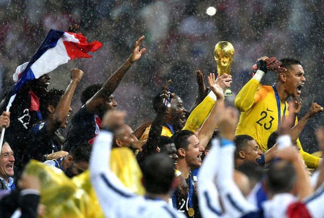 Khoảnh khắc lịch sử: Dàn sao đội tuyển Pháp thay nhau hôn Cúp vàng thế giới - Ảnh 3.