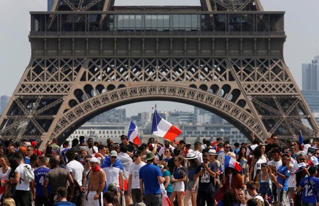 Xúc động cảnh ăn mừng cuồng nhiệt của hàng trăm ngàn CĐV Pháp ở Paris - Ảnh 4.