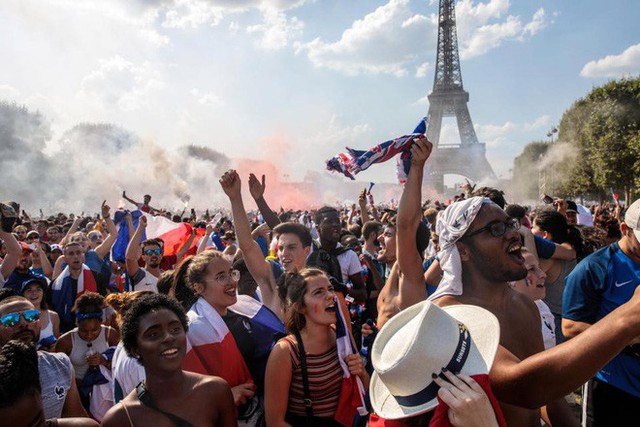 Xúc động cảnh ăn mừng cuồng nhiệt của hàng trăm ngàn CĐV Pháp ở Paris - Ảnh 8.