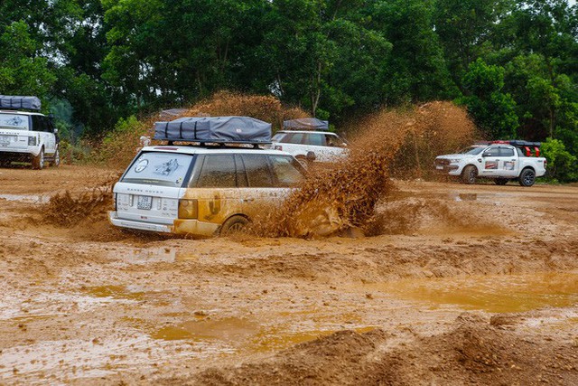 Dàn Land Rover độ ống thở của ông Đặng Lê Nguyên Vũ đầm bùn và vượt dốc tại Đồng Mô - Ảnh 8.
