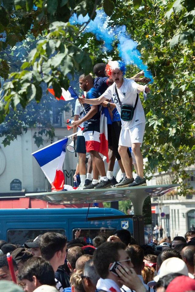 Xúc động cảnh ăn mừng cuồng nhiệt của hàng trăm ngàn CĐV Pháp ở Paris - Ảnh 9.
