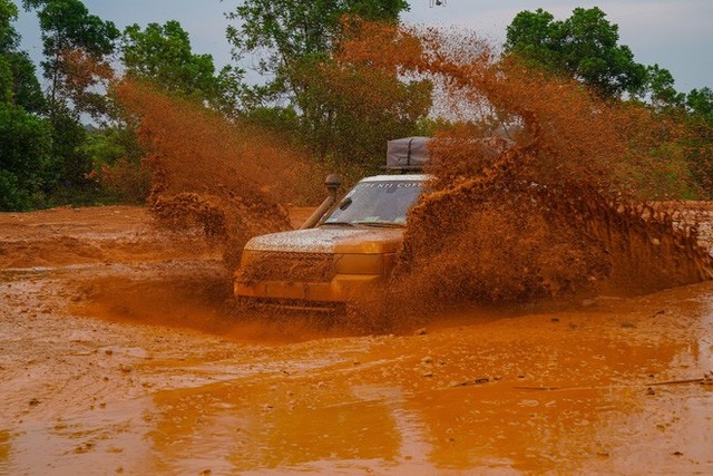 Dàn Land Rover độ ống thở của ông Đặng Lê Nguyên Vũ đầm bùn và vượt dốc tại Đồng Mô - Ảnh 9.