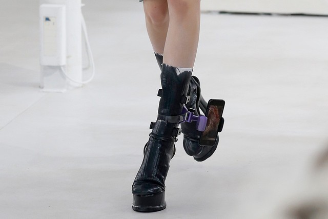 Xu hướng mới nhất trong làng thời trang cao cấp: Vòng đeo chân có thể giữ điện thoại của bạn! - Ảnh 5.