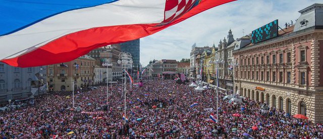 Á quân World Cup 2018 Croatia trở về giữa biển người và khói pháo - Ảnh 1.