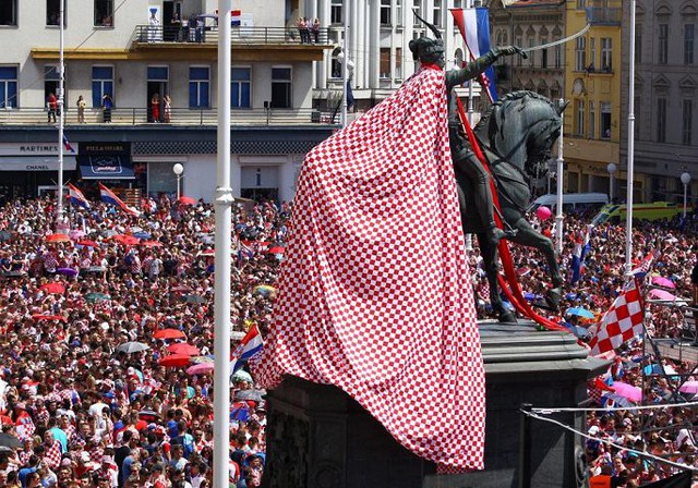 Á quân World Cup 2018 Croatia trở về giữa biển người và khói pháo - Ảnh 2.