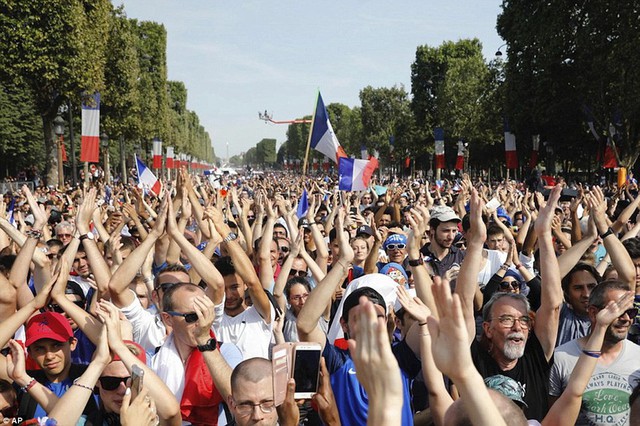 Tuyển Pháp mang cúp vàng trở về, 500.000 fan xuống đường chào đón như ngày hội - Ảnh 11.