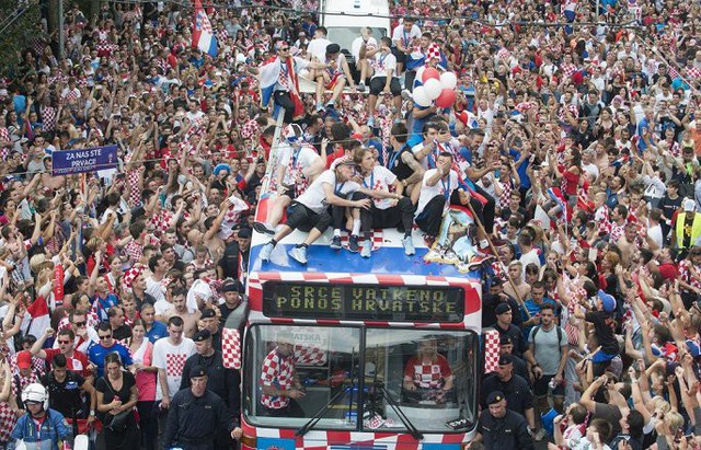 Á quân World Cup 2018 Croatia trở về giữa biển người và khói pháo - Ảnh 12.