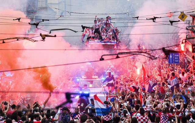 Á quân World Cup 2018 Croatia trở về giữa biển người và khói pháo - Ảnh 17.