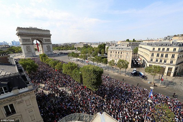 Tuyển Pháp rước cúp về Paris, nửa triệu người xuống đường chào đón - Ảnh 4.