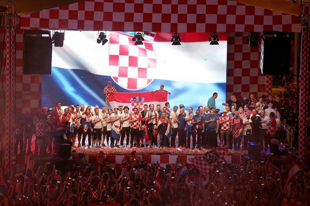 Á quân World Cup 2018 Croatia trở về giữa biển người và khói pháo - Ảnh 21.