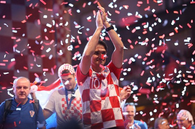 Á quân World Cup 2018 Croatia trở về giữa biển người và khói pháo - Ảnh 23.