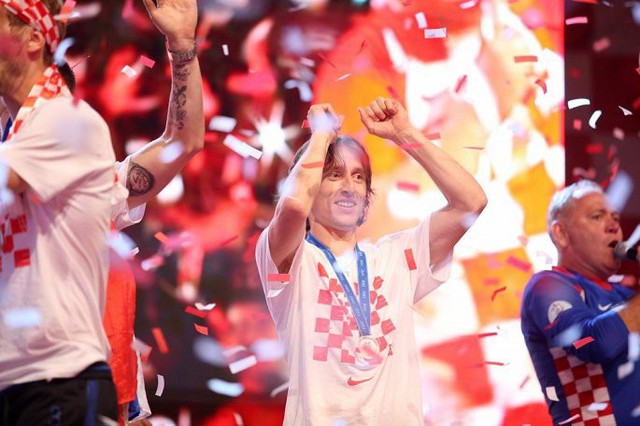 Á quân World Cup 2018 Croatia trở về giữa biển người và khói pháo - Ảnh 24.