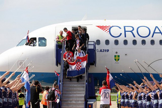 Á quân World Cup 2018 Croatia trở về giữa biển người và khói pháo - Ảnh 5.