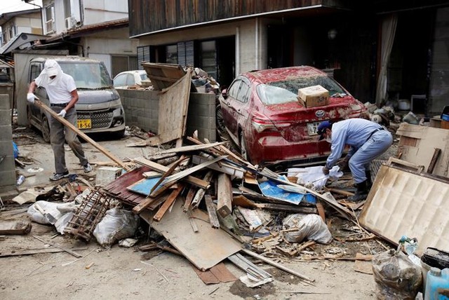 Hình ảnh mới về thiệt hại nặng nề do lũ lụt gây ra ở Nhật Bản - Ảnh 5.