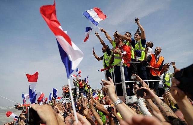Tuyển Pháp mang cúp vàng trở về, 500.000 fan xuống đường chào đón như ngày hội - Ảnh 6.