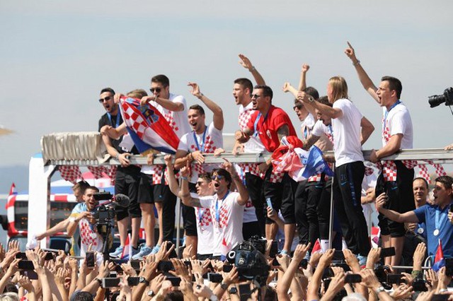 Á quân World Cup 2018 Croatia trở về giữa biển người và khói pháo - Ảnh 6.