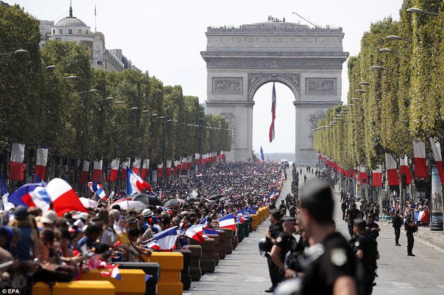 Tuyển Pháp mang cúp vàng trở về, 500.000 fan xuống đường chào đón như ngày hội - Ảnh 7.
