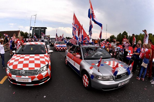 Á quân World Cup 2018 Croatia trở về giữa biển người và khói pháo - Ảnh 9.